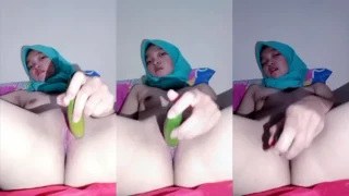 Bokep Ukhti Sange Colmek Timun di Kamar